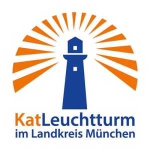 Auf dem Bild ist ein Logo zu sehen. In der Mitte steht ein Leuchtturm. Der Leuchtturm ist blau. Er ist einfach gezeichnet. Oben hat er ein kleines Fenster. Der Leuchtturm strahlt Licht aus. Die Lichtstrahlen sind orange und gehen nach links, rechts und oben weg. Sie sehen aus wie Sonnenstrahlen. Unter dem Leuchtturm steht der Name vom Projekt: KatLeuchtturm im Landkreis München Das Wort „Kat“ ist orange geschrieben. Es steht für Katastrophenschutz. Das Wort „Leuchtturm“ ist blau geschrieben. Ein Leuchtturm hilft Menschen, den Weg zu finden. Das passt gut: Denn dieses Projekt hilft Menschen im Notfall. Darunter steht in blauer Schrift: „im Landkreis München“ Das heißt: Das Projekt gibt es im Landkreis München. Der Landkreis liegt in Bayern – rund um die Stadt München. Was zeigt das Bild? Das Bild zeigt ein Logo. Das Logo steht für Sicherheit. Es soll zeigen: Hier wird Menschen geholfen. Zum Beispiel bei Unwettern, Stromausfall oder anderen Notfällen. Das Logo ist einfach und klar. Es hilft Menschen, das Projekt schnell zu erkennen. Die Farben Orange und Blau sind freundlich und gut sichtbar. Warum ist das Logo wichtig? Ein Logo hilft, ein Projekt bekannt zu machen. Alle sollen das Zeichen erkennen. So wissen sie schnell: Hier gibt es Hilfe im Notfall.